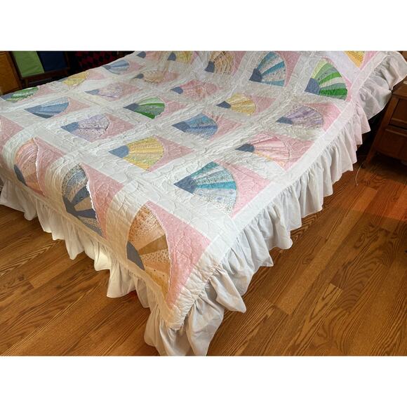 Vintage Grandmother's Fan Quilt Handmade Handstitched Beautiful Pastel Cottage - Picture 3 of 16